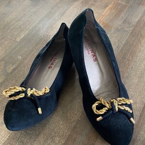 Sabrinas Elegant Black Flats with Gold Detailing
